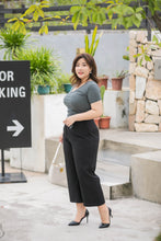 Load image into Gallery viewer, plus size black wide legged crop trousers
