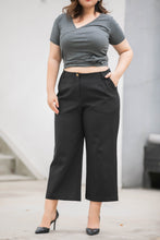 Load image into Gallery viewer, plus size black wide legged crop trousers