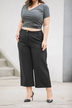 Load image into Gallery viewer, plus size black wide legged crop trousers