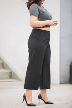 Load image into Gallery viewer, plus size black wide legged crop trousers