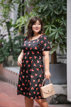 Load image into Gallery viewer, plus size black and red heart print satin midi dress with puff sleeves