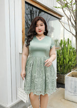 Load image into Gallery viewer, Regina Cocktail Lace Dress in Mint Green