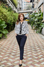 Load image into Gallery viewer, Plus size black and white print light bomber jacket