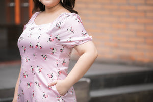 close up of  plus size pink heart print satin midi dress with puff sleeves