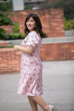 Load image into Gallery viewer, side view of plus size pink heart print satin midi dress with puff sleeves
