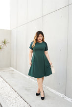 Load image into Gallery viewer, Plus Size Emerald Green Cocktail Dress with Jacquard Sleeves and Inverted Pleats
