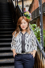 Load image into Gallery viewer, Plus size black and white print light bomber jacket  
