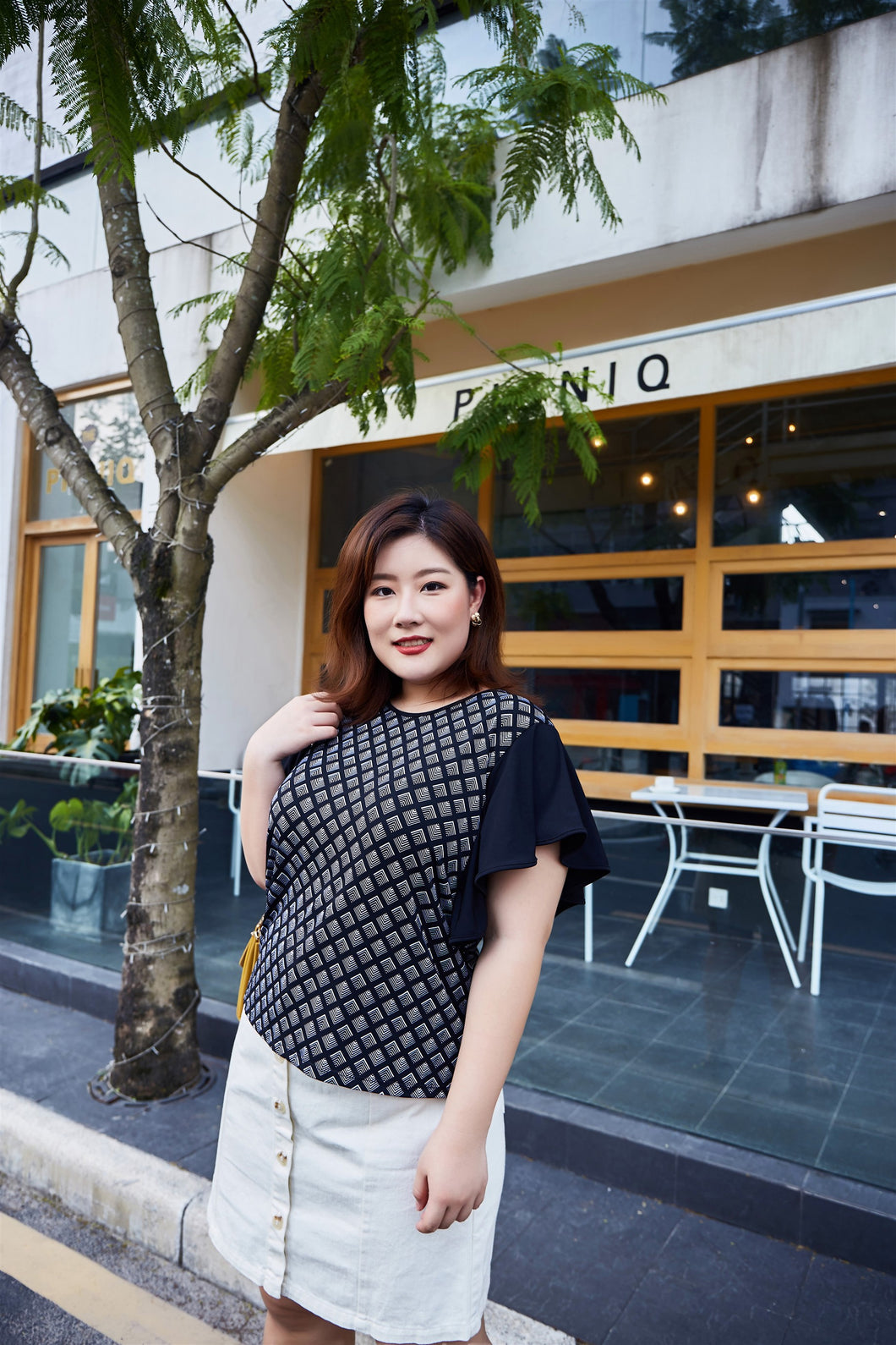 plus size black and white graphic fluttersleeve tee 