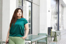 Load image into Gallery viewer, Paige Satin Top in Emerald

